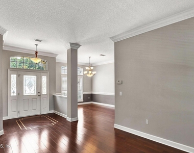 11827 Crusselle Drive - Photo Thumbnail 3