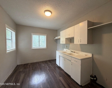 814 E 60th Street - Photo Thumbnail 3