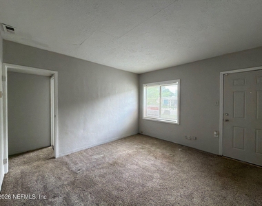 814 E 60th Street - Photo Thumbnail 4