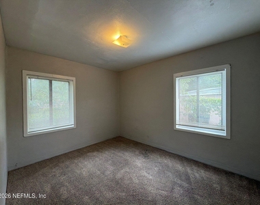 814 E 60th Street - Photo Thumbnail 6