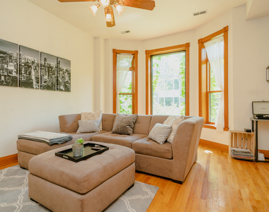 622 W Briar Place - Photo Thumbnail 2