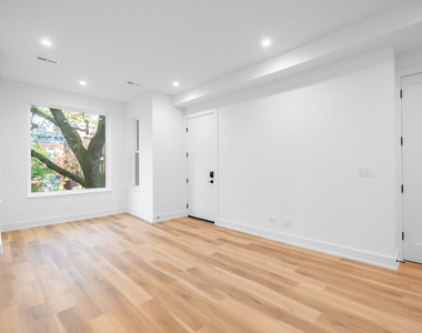 2113 N Kenmore Avenue - Photo Thumbnail 2