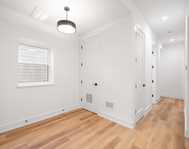 2113 N Kenmore Avenue - Photo Thumbnail 10