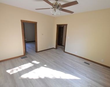 451 Marion Avenue - Photo Thumbnail 5