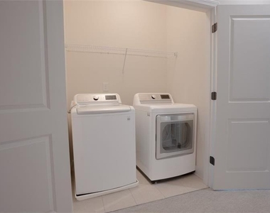 1059 Caruso Drive - Photo Thumbnail 7