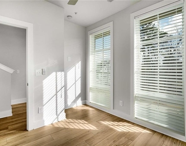 1293 Longreen Terrace Nw - Photo Thumbnail 3