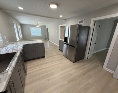 172 Oak Drive - Photo Thumbnail 2