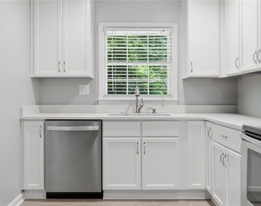 1111 N Valley Drive - Photo Thumbnail 20