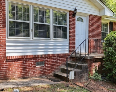 1111 N Valley Drive - Photo Thumbnail 3