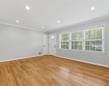 1111 N Valley Drive - Photo Thumbnail 13