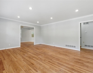 1111 N Valley Drive - Photo Thumbnail 15