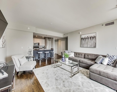 400 W Ontario Street - Photo Thumbnail 3