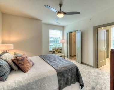 668 E Algonquin Road - Photo Thumbnail 7