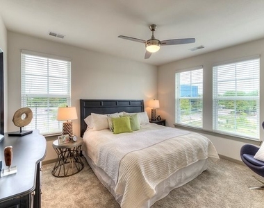 668 E Algonquin Road - Photo Thumbnail 4