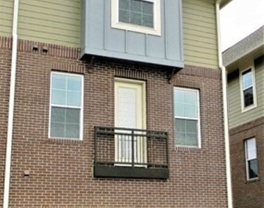 668 E Algonquin Road - Photo Thumbnail 9