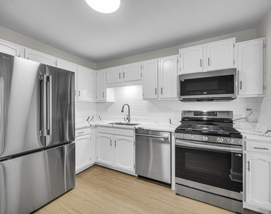 607 Berkley Court - Photo Thumbnail 9