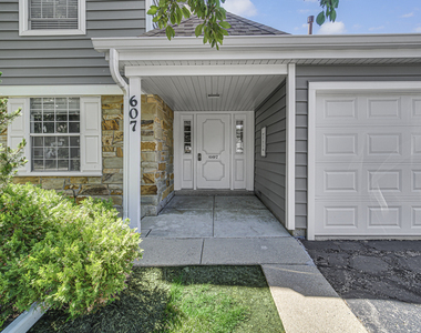 607 Berkley Court - Photo Thumbnail 2