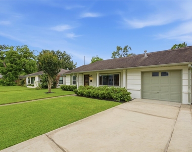 2207 Saxon Drive - Photo Thumbnail 2