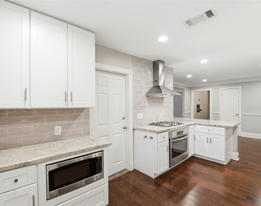 2207 Saxon Drive - Photo Thumbnail 13