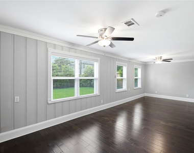 2207 Saxon Drive - Photo Thumbnail 14