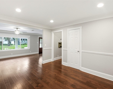 2207 Saxon Drive - Photo Thumbnail 10