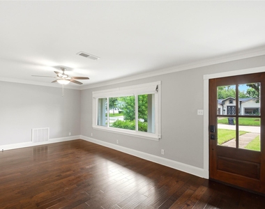 2207 Saxon Drive - Photo Thumbnail 5