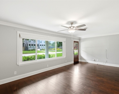 2207 Saxon Drive - Photo Thumbnail 6