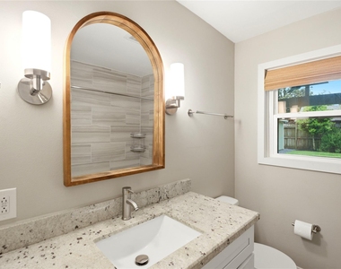 2207 Saxon Drive - Photo Thumbnail 22