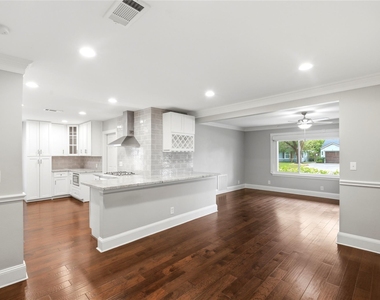 2207 Saxon Drive - Photo Thumbnail 9