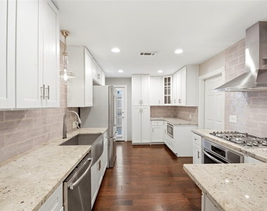2207 Saxon Drive - Photo Thumbnail 11