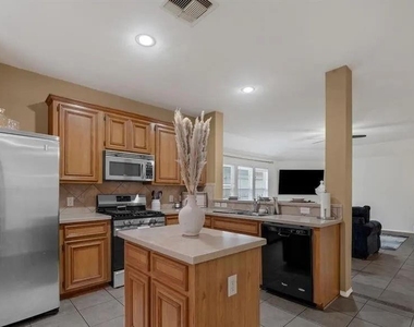 2507 Rustic Trail Lane - Photo Thumbnail 5