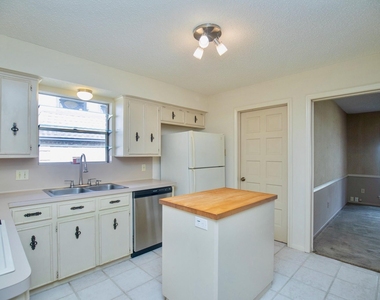 3903 Kiamesha Drive - Photo Thumbnail 3