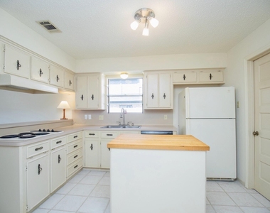 3903 Kiamesha Drive - Photo Thumbnail 4