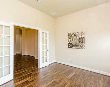 6122 Garden Lakes Lane - Photo Thumbnail 8