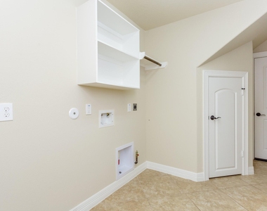 6122 Garden Lakes Lane - Photo Thumbnail 17