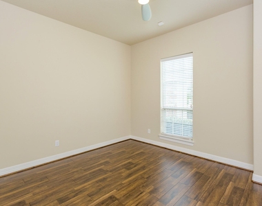 6122 Garden Lakes Lane - Photo Thumbnail 14