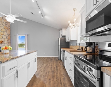 140 Meadowview Drive - Photo Thumbnail 4