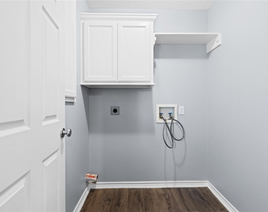 140 Meadowview Drive - Photo Thumbnail 12