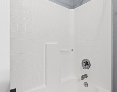 140 Meadowview Drive - Photo Thumbnail 16