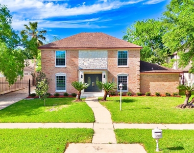 7914 Oakington Drive - Photo Thumbnail 4