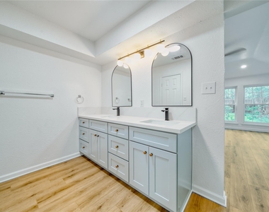 7914 Oakington Drive - Photo Thumbnail 14