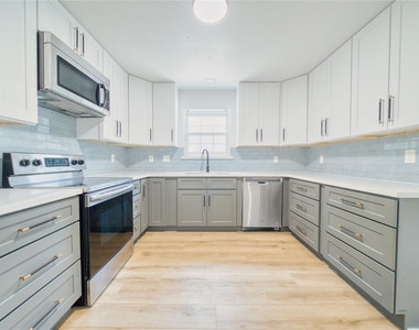 7914 Oakington Drive - Photo Thumbnail 8