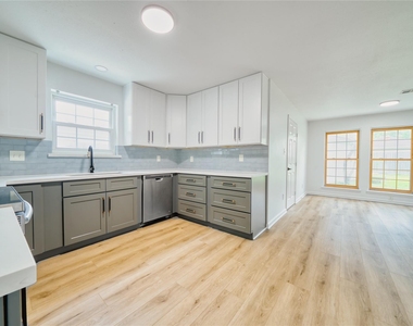 7914 Oakington Drive - Photo Thumbnail 9
