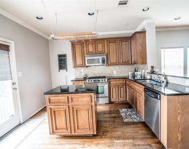 548 W 27th Street - Photo Thumbnail 7