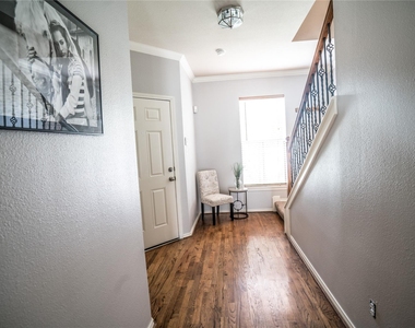 548 W 27th Street - Photo Thumbnail 4