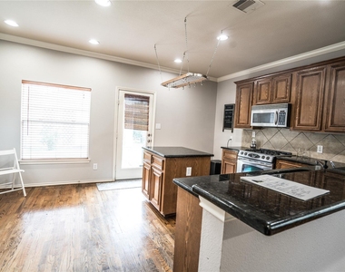 548 W 27th Street - Photo Thumbnail 11