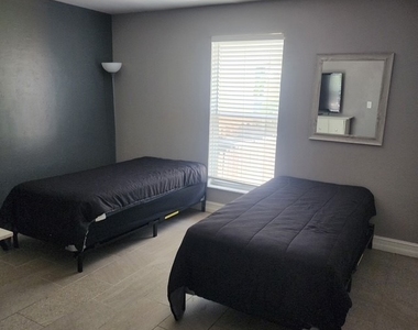 12656 Kenwood Lane - Photo Thumbnail 7