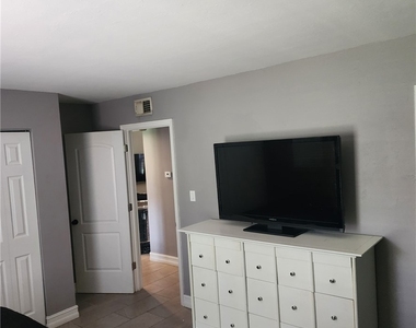 12656 Kenwood Lane - Photo Thumbnail 5