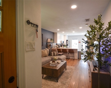 219 W 30th Street - Photo Thumbnail 3