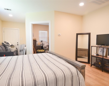 219 W 30th Street - Photo Thumbnail 20